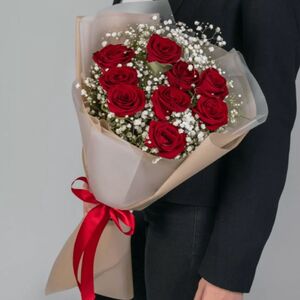 Букет из красных роз и белой гипсофилы Классика