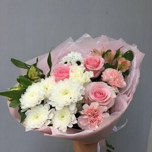 Нежный букет из роз, хризантемы и диантуса Воздух