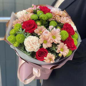 Букет с розами и хризантемой