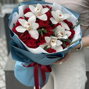 Букет из роз и орхидей Изумруд
