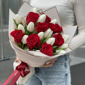 Букет из роз и тюльпанов Краски весны
