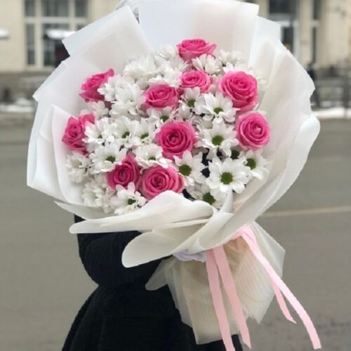 Букет из розовых роз и белой хризантемы Джессика