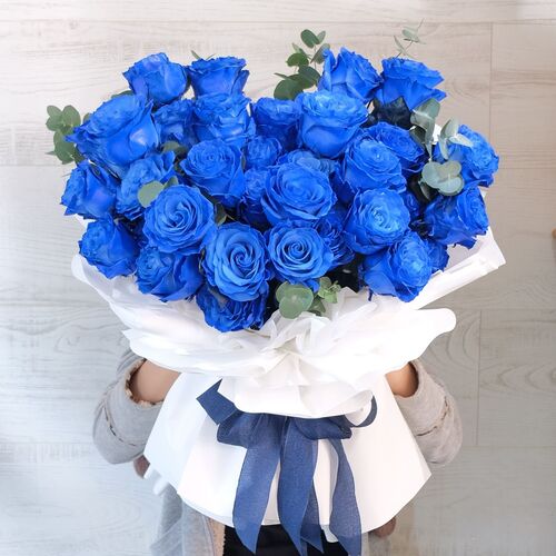 Букет синих роз с Эвкалиптом