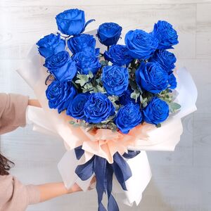Букет из 19 синих роз с Эвкалиптом