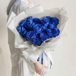 Букет из 17 синих роз