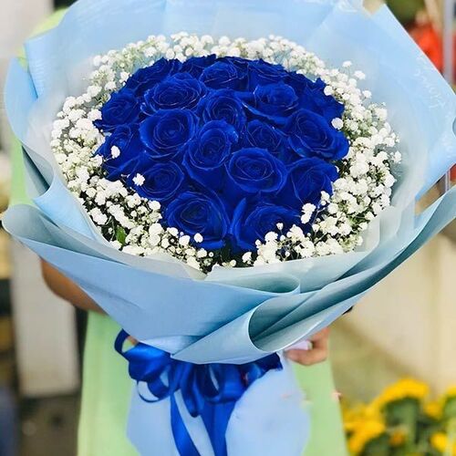 Букет синих роз с гипфосилой