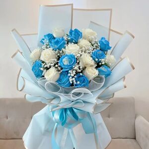 Букет бело-синих роз