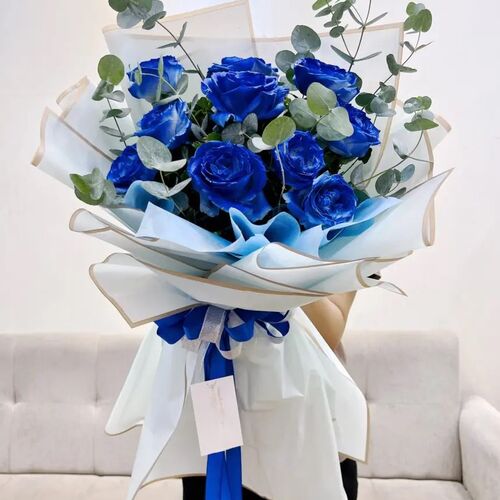 Букет из 9 синих роз с эвкалиптом