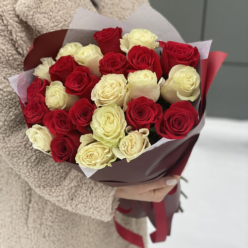 Букет из красных и белых роз Влюбленный