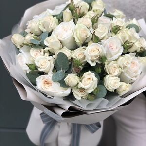 Букет из белых роз Эквадор и кустовых роз Эллен
