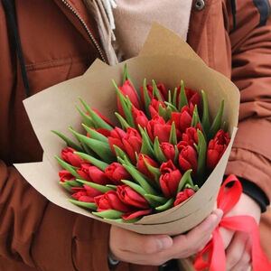 25 красных тюльпанов в крафт-бумаге