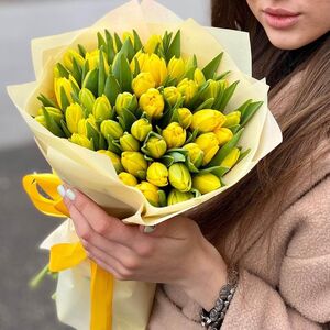 35 ярких желтых тюльпанов