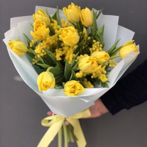 Букет из желтых тюльпанов и мимозы