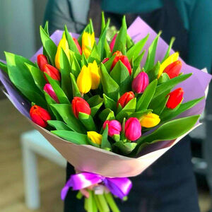 25 радужных тюльпанов